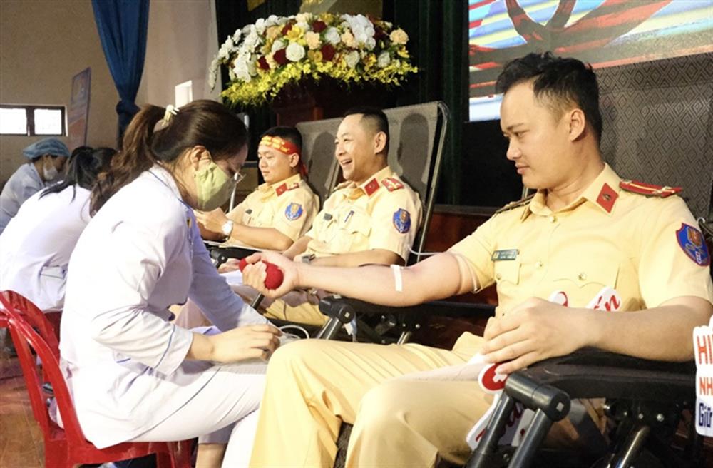 Cán bộ, chiến sĩ tham gia hiến máu tình nguyện.