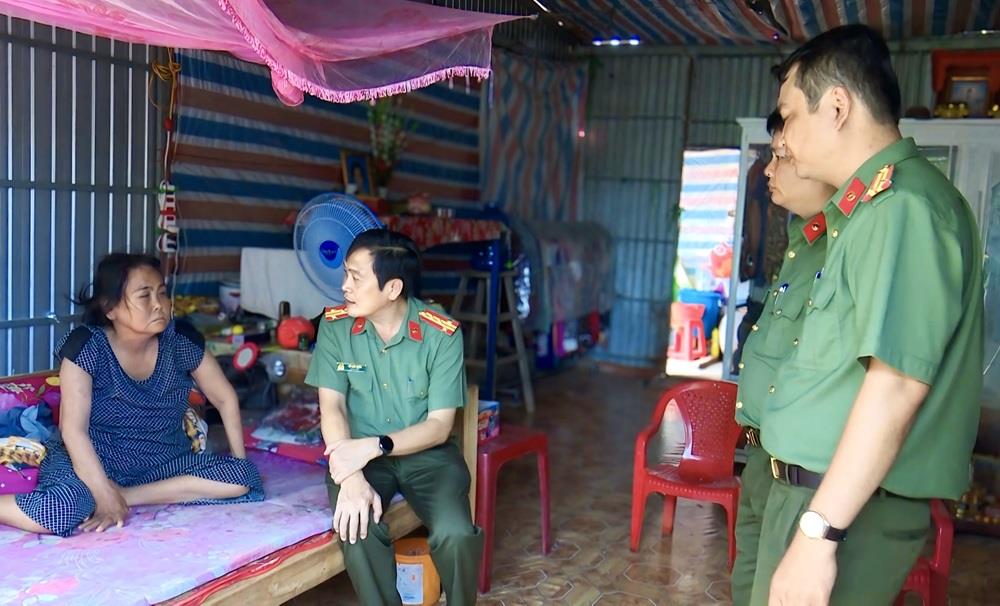 Đại tá Hồ Việt Triều, Giám đốc Công an tỉnh trực tiếp khảo sát các hộ dân thuộc diện 700 căn nhà do Bộ Công an hỗ trợ.