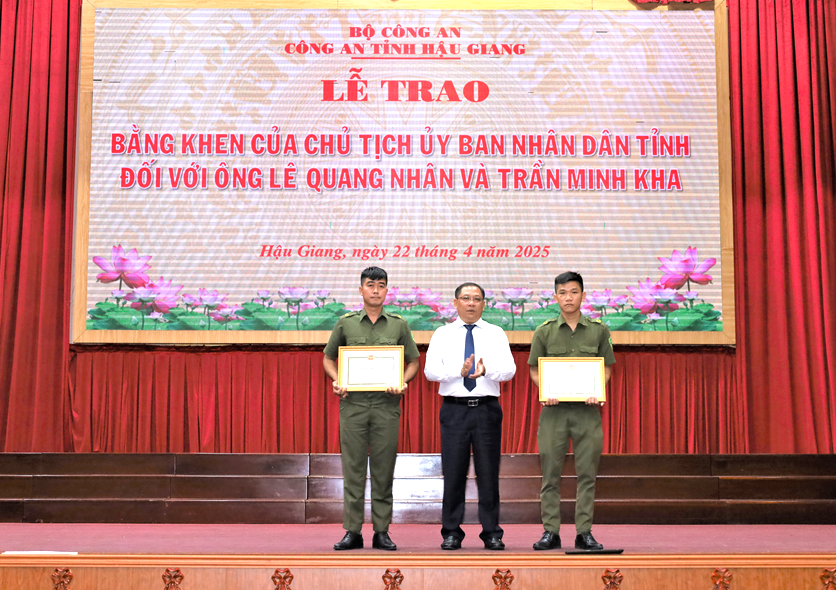 Đồng chí Trần Chí Hùng, Phó Chủ tịch UBND tỉnh Hậu Giang trao Bằng khen của Chủ tịch Ủy ban nhân dân tỉnh tặng 02 đồng chí bảo vệ an ninh trật tự ở cơ sở.
