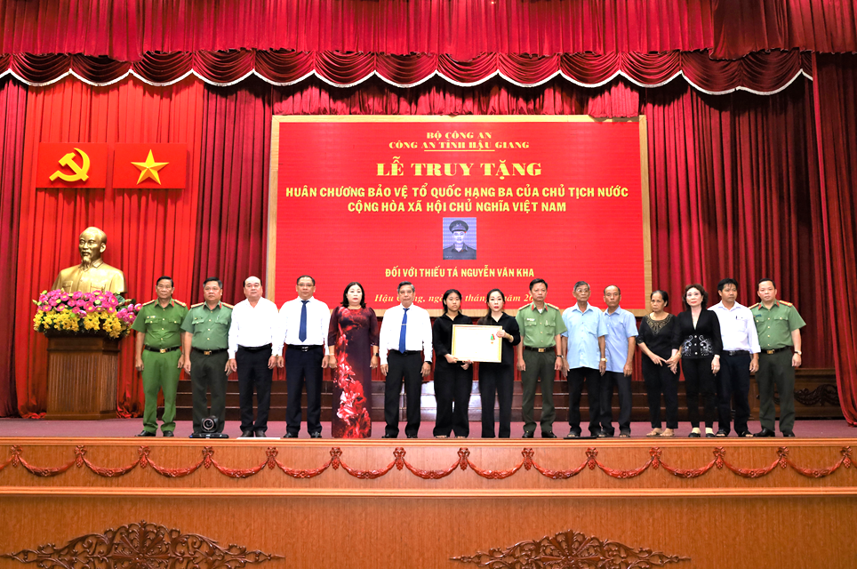 Lãnh đạo tỉnh, Ban Giám đốc Công an tỉnh cùng thân nhân đồng chí Nguyễn Văn Kha tại buổi Lễ.