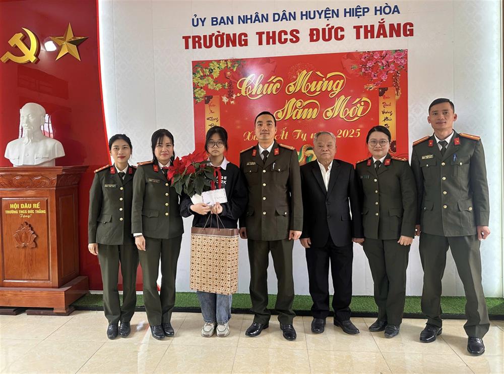Phòng Công tác chính trị và Ban Phụ nữ Công an tỉnh trao kinh phí đỡ đầu Quý 1.2025 cho em An và gia đình