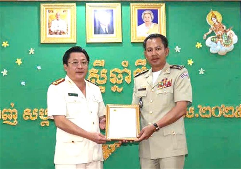 Đại tá Lâm Phước Nguyên, Giám đốc Công an tỉnh An Giang trao thư chúc Tết cho Trung tướng Chhoeun Sochett, Giám đốc Công an tỉnh Kandal.