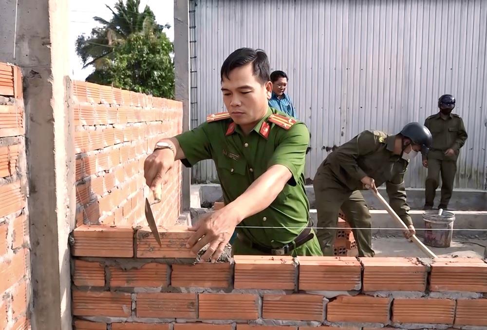 Cán bộ, chiến sĩ Công an các cấp và lực lượng an ninh, trật tự cơ sở tích cực tham gia hỗ trợ ngày công lao động để mái ấm của bà con sớm được hoàn thành.