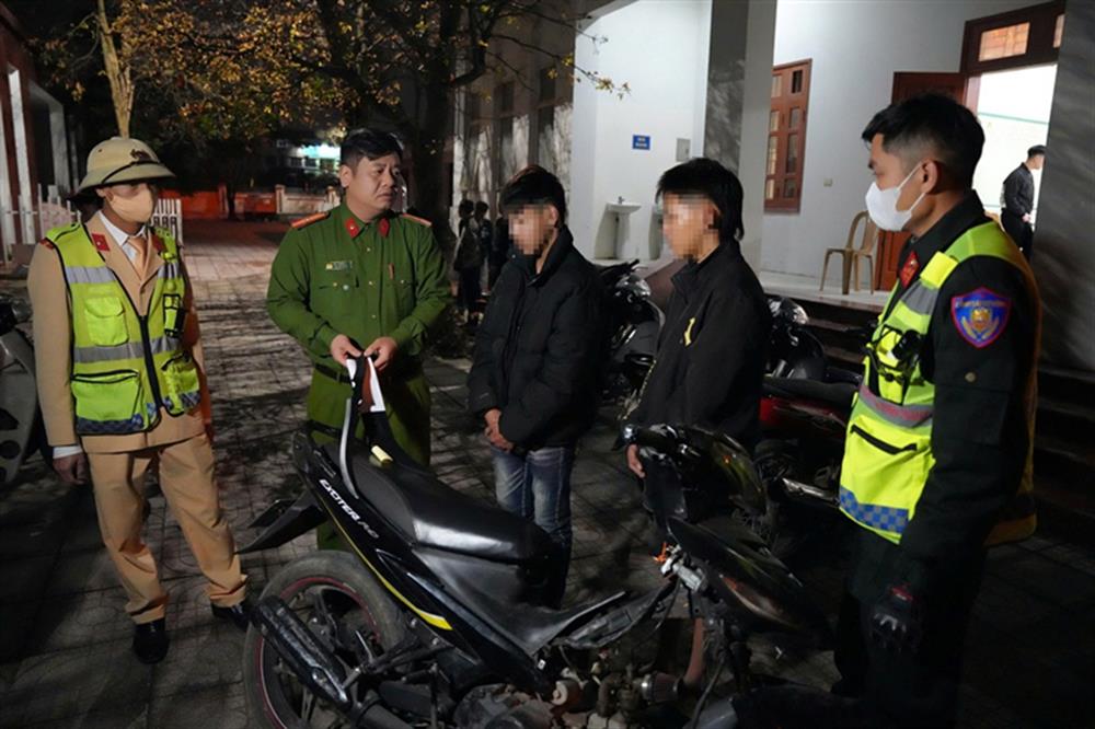 Xử lý nghiêm các trường hợp mang theo hung khí nguy cơ gây thương tích.