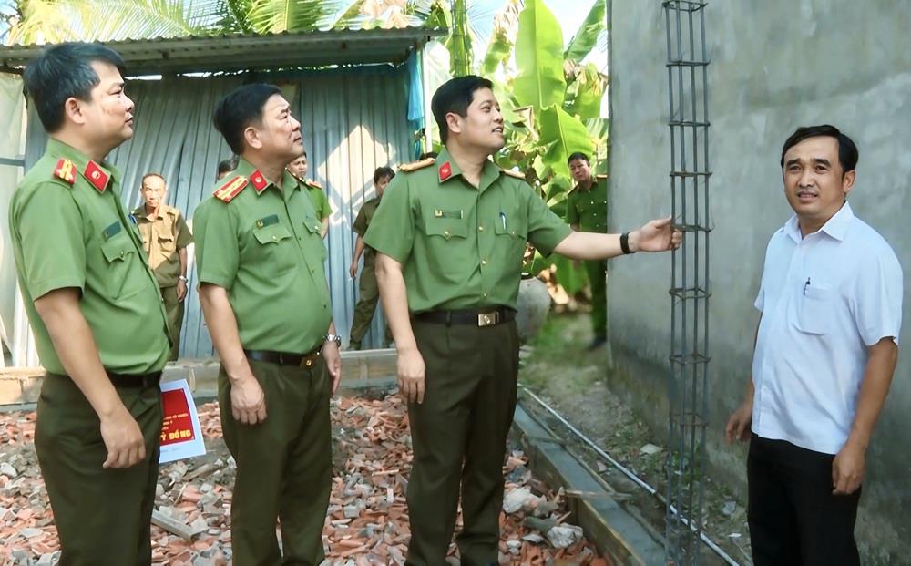Lãnh đạo Văn phòng Bộ Công an và Công an tỉnh Bạc Liêu kiểm tra tiến độ thi công 700 căn nhà do Bộ Công an hỗ trợ.