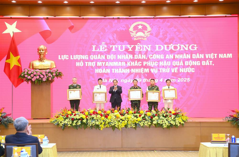 Thủ tướng Chính phủ Phạm Minh Chính trao Huân chương Bảo vệ Tổ quốc hạng Ba tặng 02 tập thể và 03 cá nhân