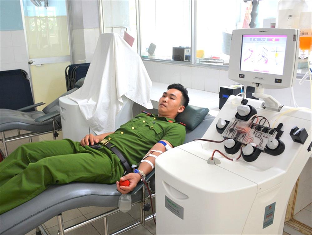 Thượng sĩ Nguyễn Quảng Phú, Phòng Cảnh sát phòng cháy, chữa cháy và cứu nạn, cứu hộ Công an tỉnh kịp thời hiến tiểu cầu.