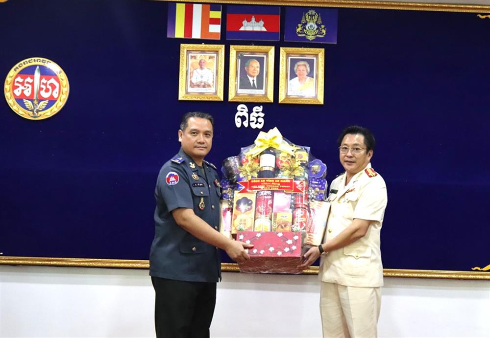 Đại tá Lâm Phước Nguyên, Giám đốc Công an tỉnh An Giang tặng quà Thiếu tướng Som Tola, Chỉ huy trưởng Bộ Chỉ huy Hiến binh tỉnh Kandal.