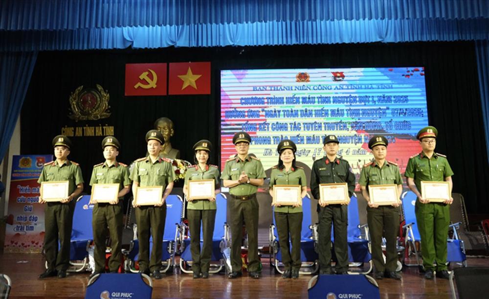 Đại tá Nguyễn Duy Đông, Phó Giám đốc Công an tỉnh trao Giấy khen tặng các tập thể, cá nhân có thành tích xuất sắc trong phong trào hiến máu