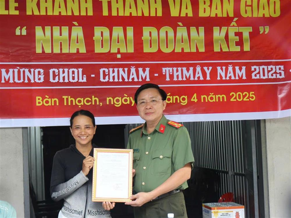 Thừa ủy quyền, lãnh đạo Phòng Công tác chính trị Công an tỉnh bàn giao nhà tặng chị Thị Đệp.