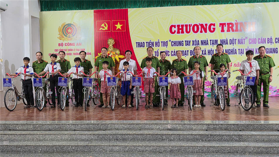 Trao xe đạp tặng học sinh có hoàn cảnh khó khăn vượt khó học tốt.