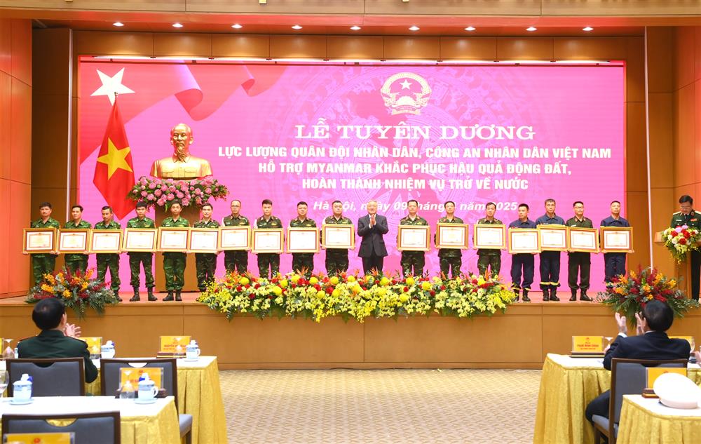 Phó Thủ tướng Chính phủ Nguyễn Hòa Bình trao Bằng khen của Thủ tướng Chính phủ tặng 08 tập thể, 17 cá nhân có thành tích xuất sắc.