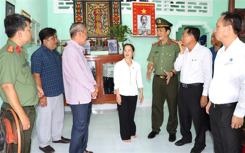 Chị Lý Thị Xuân chia sẻ niềm vui với đại biểu Bộ Công an và tỉnh Bạc Liêu trong căn nhà mới.