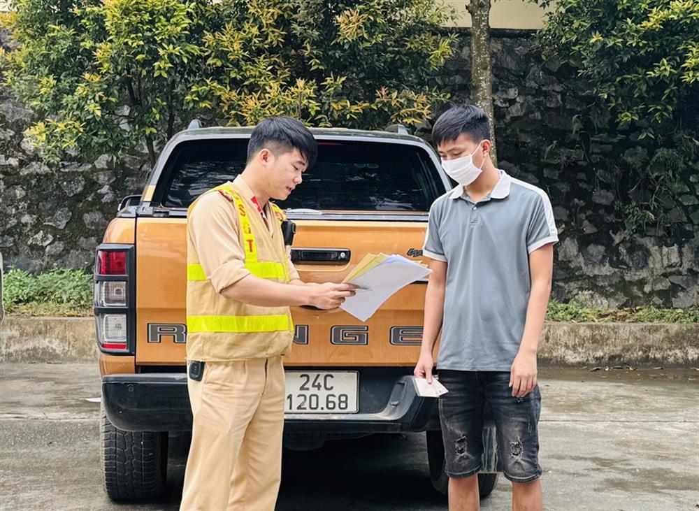 Lương Văn Sơn cùng xe bán tải biển kiểm soát 24C-120.68 tại cơ quan Công an. 