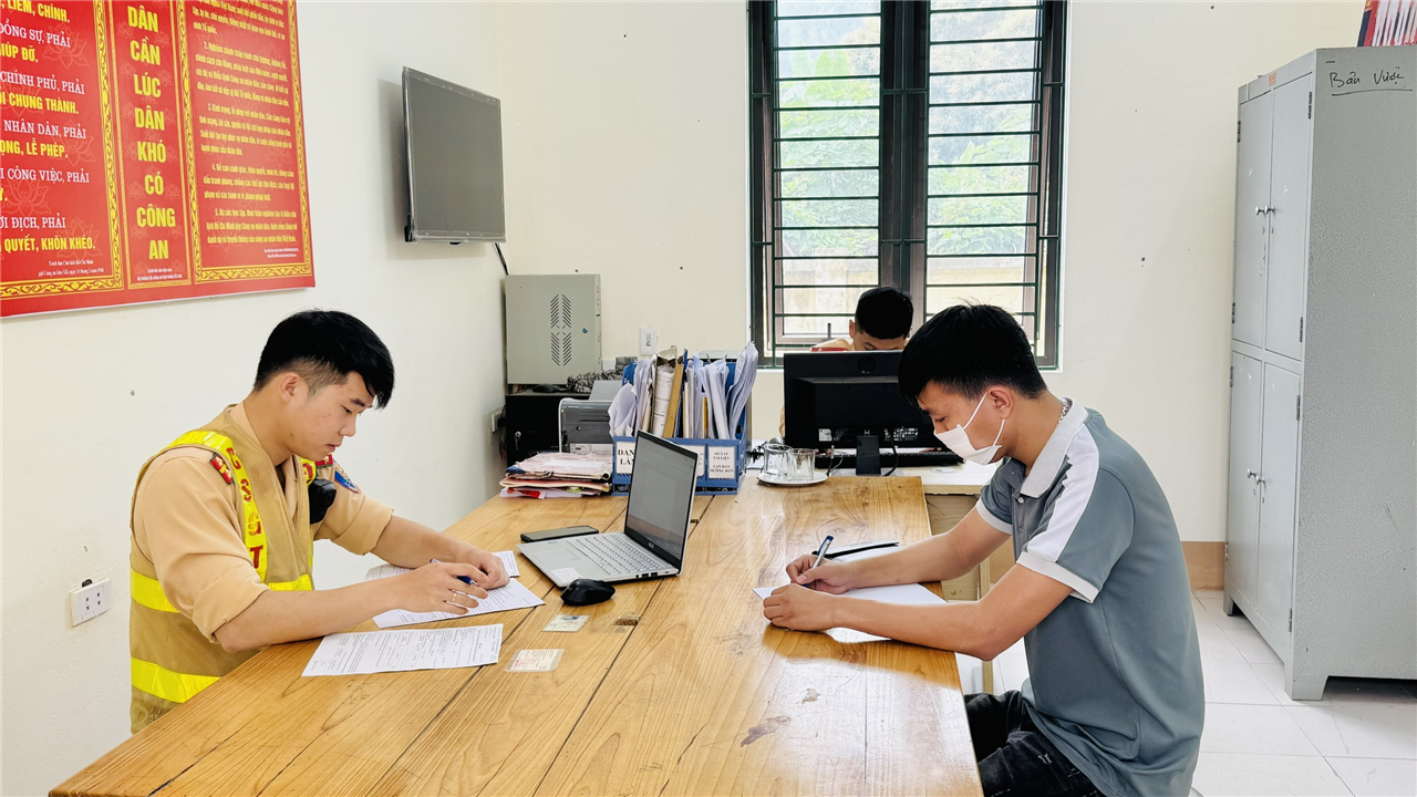 Phòng Cảnh sát giao thông Công an tỉnh Lào Cai làm việc với Lương Văn Sơn.