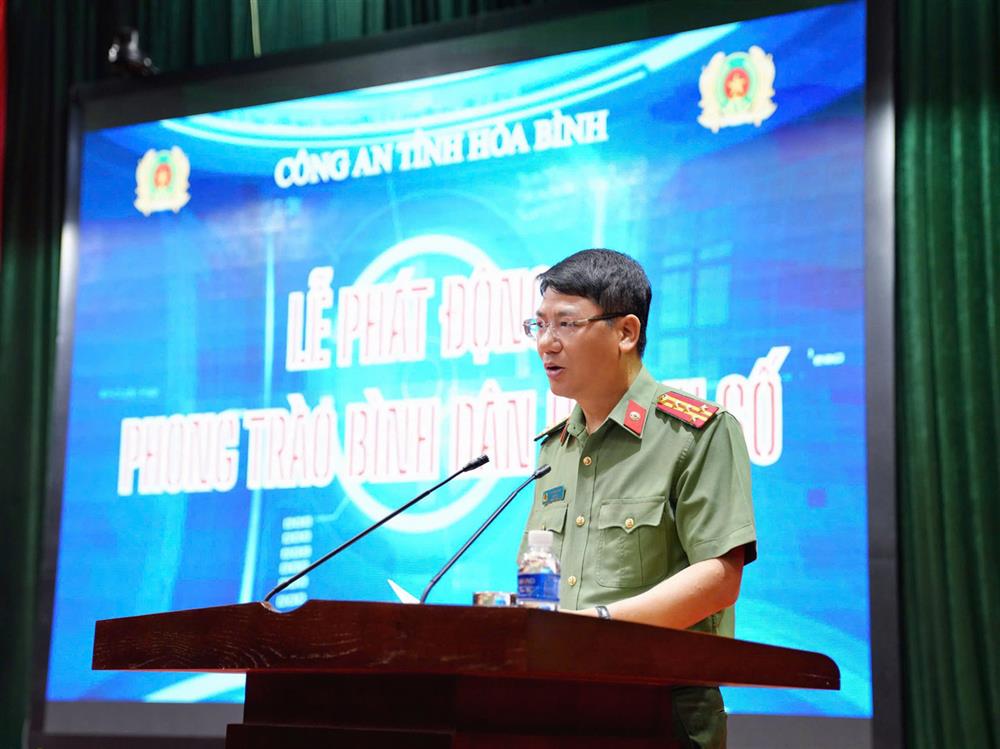 Đại tá Đỗ Thanh Bình, Giám đốc Công an tỉnh phát động triển khai phong trào “Bình dân học vụ số”.