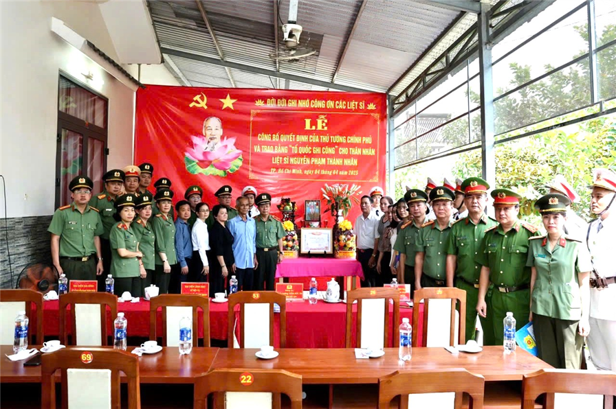 Thừa ủy quyền của Thủ tướng Chính phủ, Thiếu tướng Trần Đức Tài, Phó Giám đốc CATP đã trao Bằng Tổ quốc ghi công tặng thân nhân Liệt sĩ Nguyễn Phạm Thành Nhân.