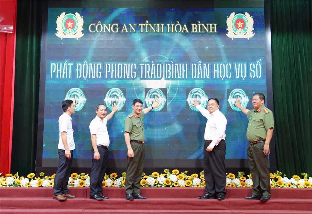 Các đồng chí lãnh đạo, đại biểu thực hiện nghi thức bấm nút phát động phong trào.