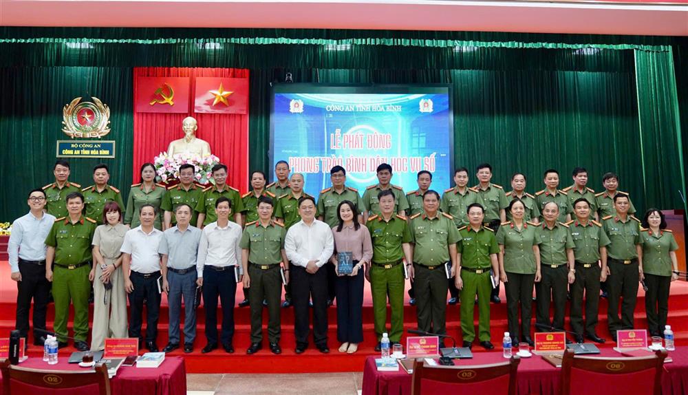 Các đại biểu dự Lễ phát động.