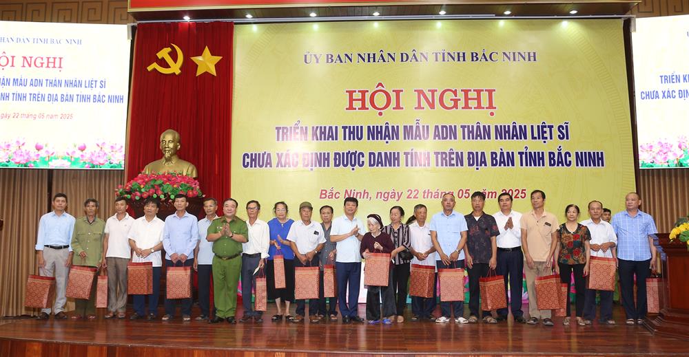 1. Phó Chủ tịch Ủy ban nhân dân tỉnh Ngô Tân Phượng và Đại tá Phạm Văn Lương, Phó Giám đốc Công an tỉnh trao tặng quà đại diện thân nhân liệt sĩ chưa xác định danh tính tham gia thu nhận mẫu.