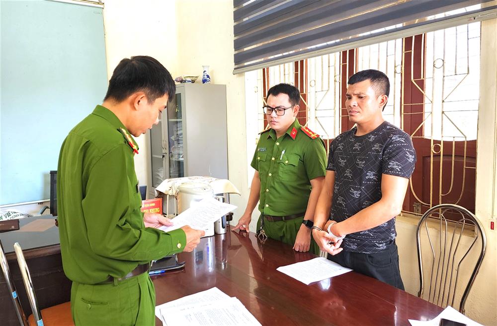 Cơ quan Công an tống đạt quyết định đối với Nguyễn Văn Hùng.
