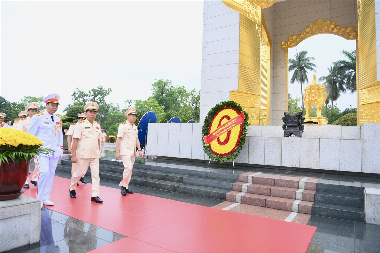 Đoàn đại biểu Đảng ủy Công an Trung ương, Bộ Công an đặt vòng hoa và tưởng niệm các Anh hùng liệt sỹ.