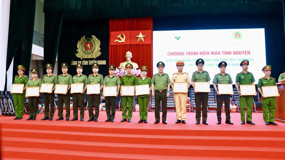 Đại tá Chu Quang Trung, Phó Giám đốc Công an tỉnh, Trưởng Ban Chỉ đạo vận động hiến máu tình nguyện Công an tỉnh Tuyên Quang trao Giấy khen của Giám đốc Công an tỉnh tặng 29 cá nhân và biểu dương 02 cá nhân đã có thành tích xuất sắc trong phong trào hiến máu tình nguyện.