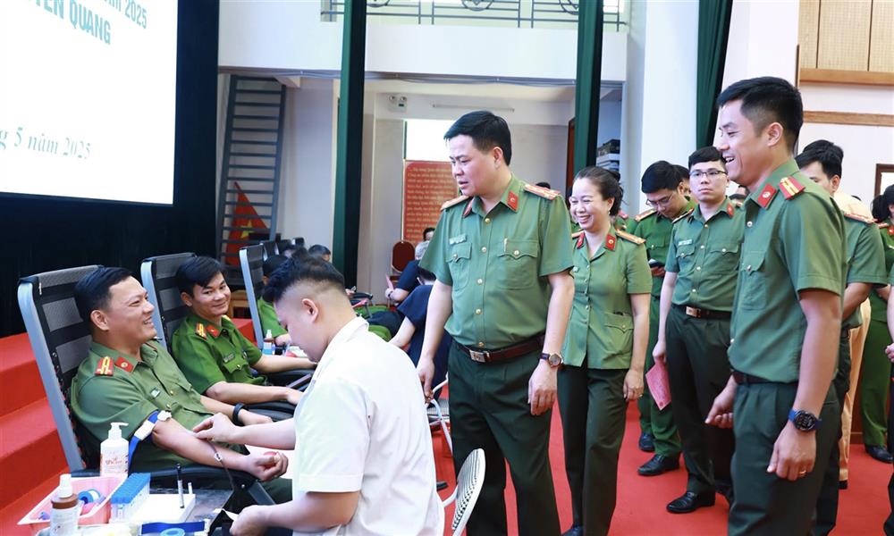 Đại tá Chu Quang Trung, Phó Giám đốc Công an tỉnh, Trưởng Ban Chỉ đạo vận động hiến máu tình nguyện Công an Tuyên Quang thăm hỏi, động viên cán bộ, chiến sĩ tham gia hiến máu.