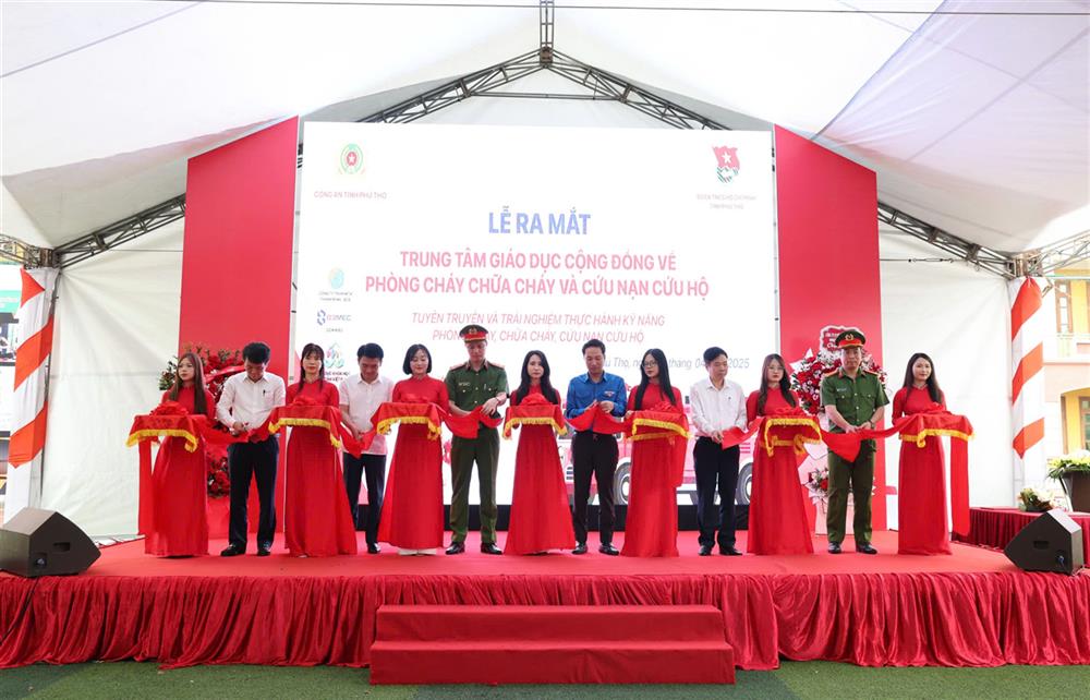 Các đại biểu tham dự cắt băng khánh thành Trung tâm giáo dục cộng đồng về PCCC&CNCH.