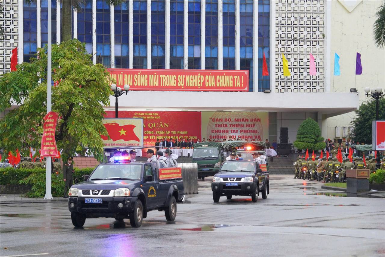 Lực lượng Công an thành phố Huế ra quân trấn công trấn áp tội phạm, bảo đảm an ninh, trật tự trên địa bàn.