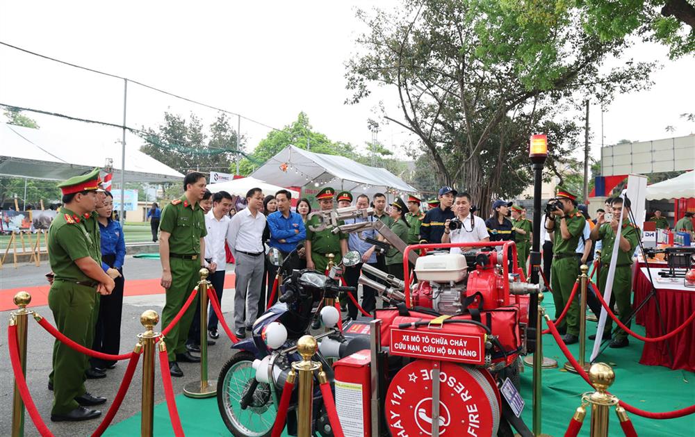 Các đại biểu tham quan các hoạt động của Trung tâm giáo dục cộng đồng về PCCC&CNCH.