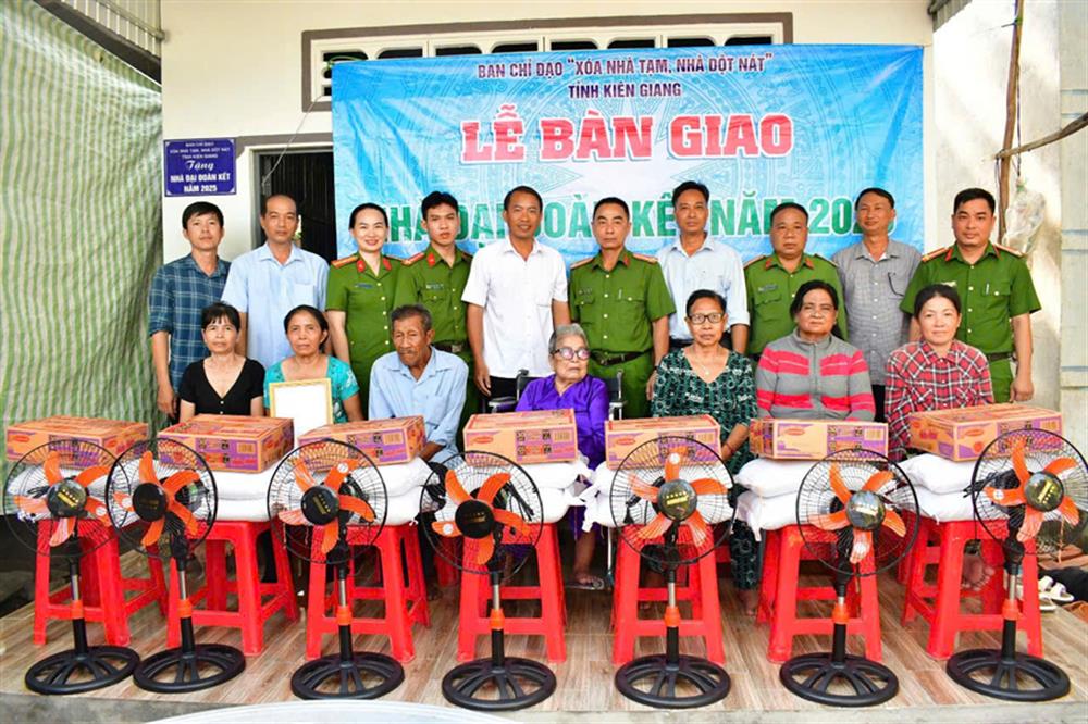 Phòng Cảnh sát điều tra tội phạm về ma tuý hỗ trợ xây dựng 25 căn nhà tặng các hộ nghèo, gia đình khó khăn trong chương trình xóa nhà tạm, nhà dột nát.
