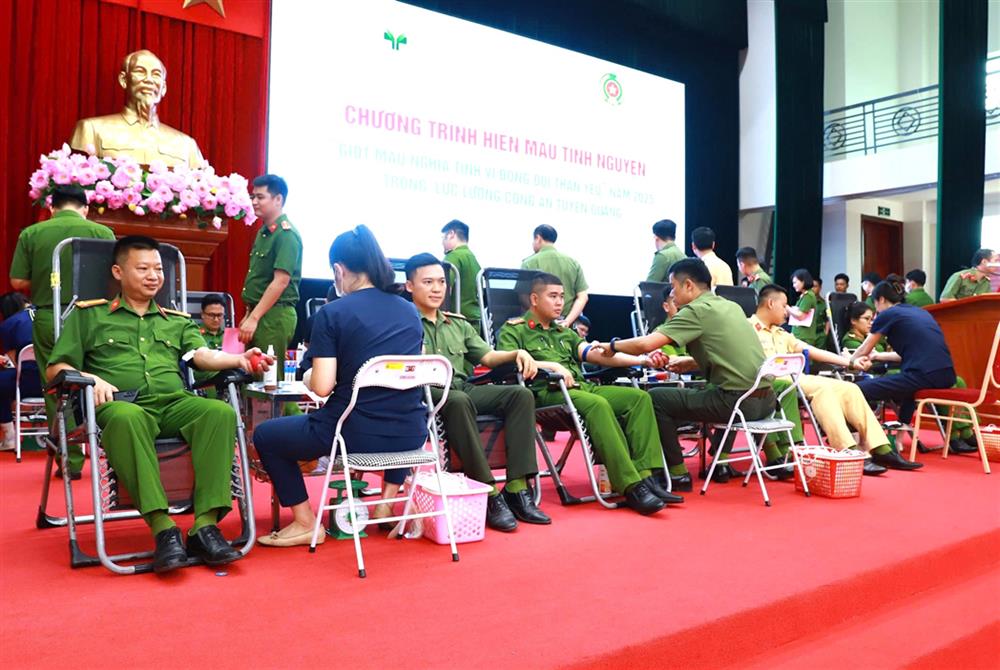 Cán bộ, chiến sĩ tham gia hiến máu tại chương trình.