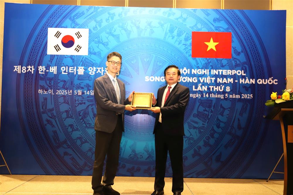 Thiếu tướng Trần Văn Toản và ngài Park Jae Seok trao quà lưu niệm tại Hôi nghị.