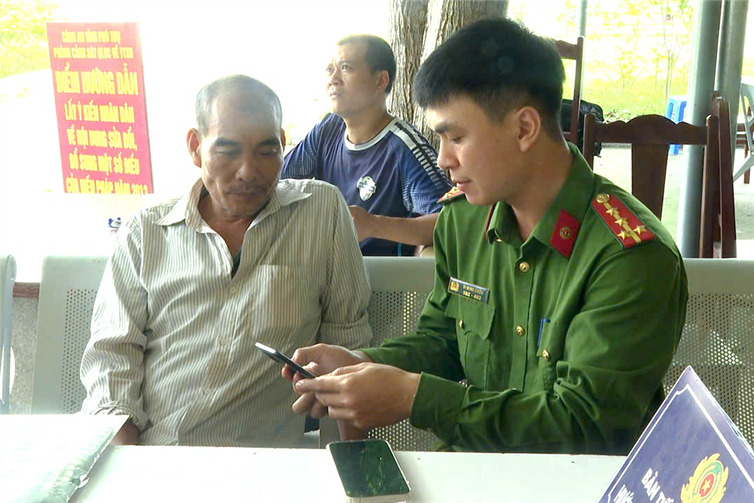 Công an tỉnh Phú Thọ triển khai các Tổ công tác tại các điểm tiếp dân trên địa bàn thành phố Việt Trì nhằm hỗ trợ, hướng dẫn công dân đóng góp ý kiến thông qua nền tảng số VNeID vào Dự thảo sửa đổi, bổ sung Hiến pháp năm 2013.