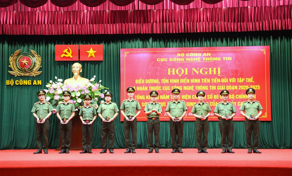 Cục CNTT biểu dương, tôn vinh 06 tập thể, 10 cá nhân điển hình tiên tiến năm 2024.