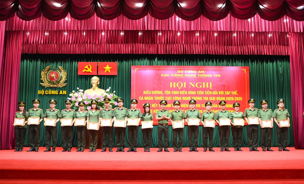 Lãnh đạo Cục CNTT trao Giấy khen tặng các tập thể, cá nhân đã có thành tích xuất sắc trong tổng kết phong trào thi đua Vì ANTQ giai đoạn 2020 – 2025.