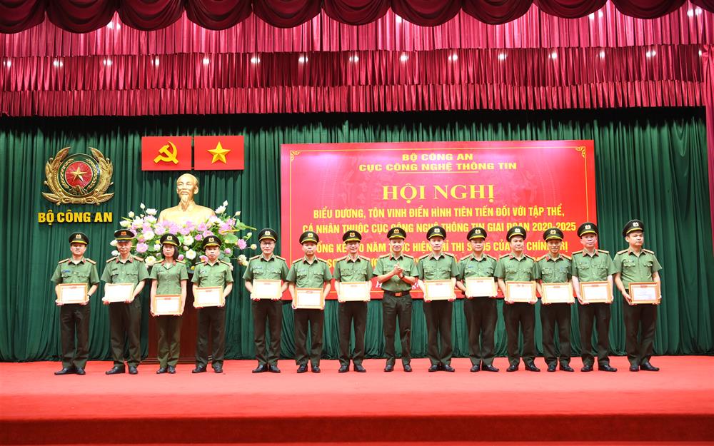 Lãnh đạo Cục CNTT trao Giấy khen tặng các tập thể, cá nhân có thành tích xuất sắc trong tổng kết 10 năm thực hiện Chỉ thị số 05 của Bộ Chính trị và sơ kết thực hiện Quy định số 09 của Đảng ủy CATW.