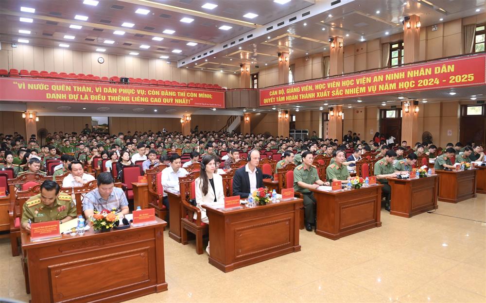 Thứ trưởng Trần Quốc Tỏ cùng các đại biểu dự Hội thảo.