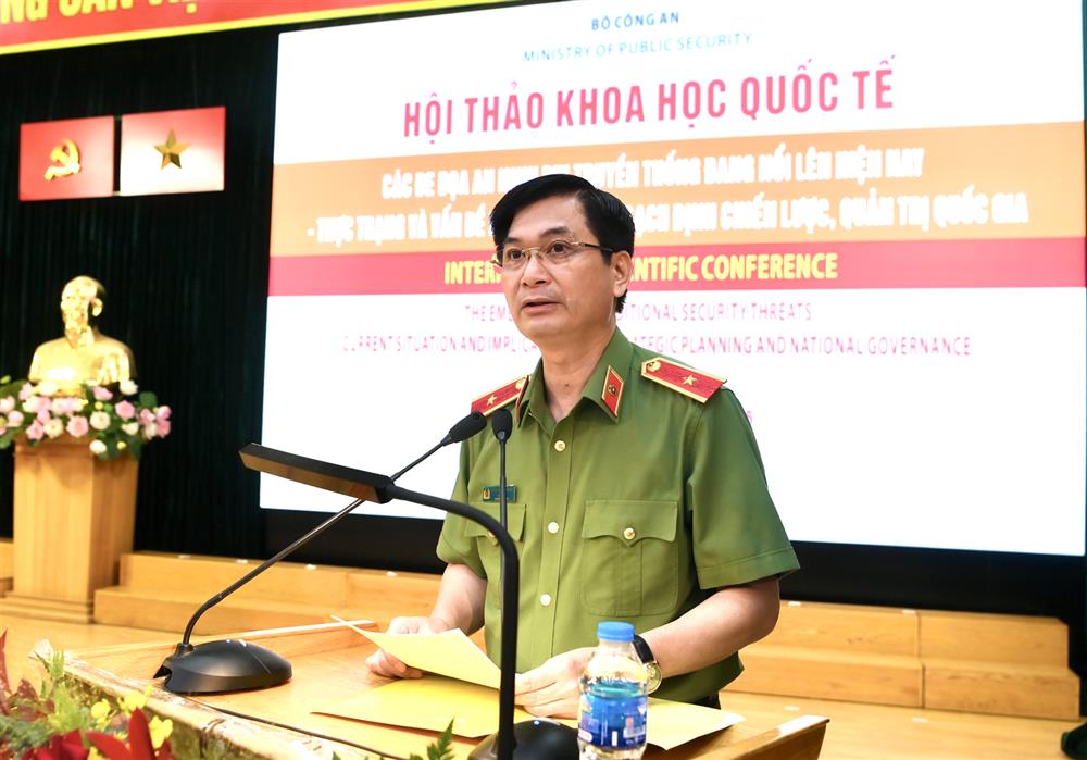 Thiếu tướng, PGS.TS Trịnh Ngọc Quyên, Giám đốc Học viện An ninh nhân dân phát biểu khai mạc và đề dẫn Hội thảo.
