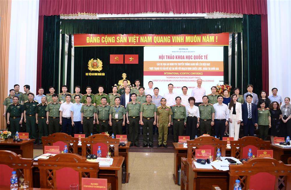 Thứ trưởng Trần Quốc Tỏ cùng các đại biểu dự Hội thảo chụp ảnh lưu niệm.