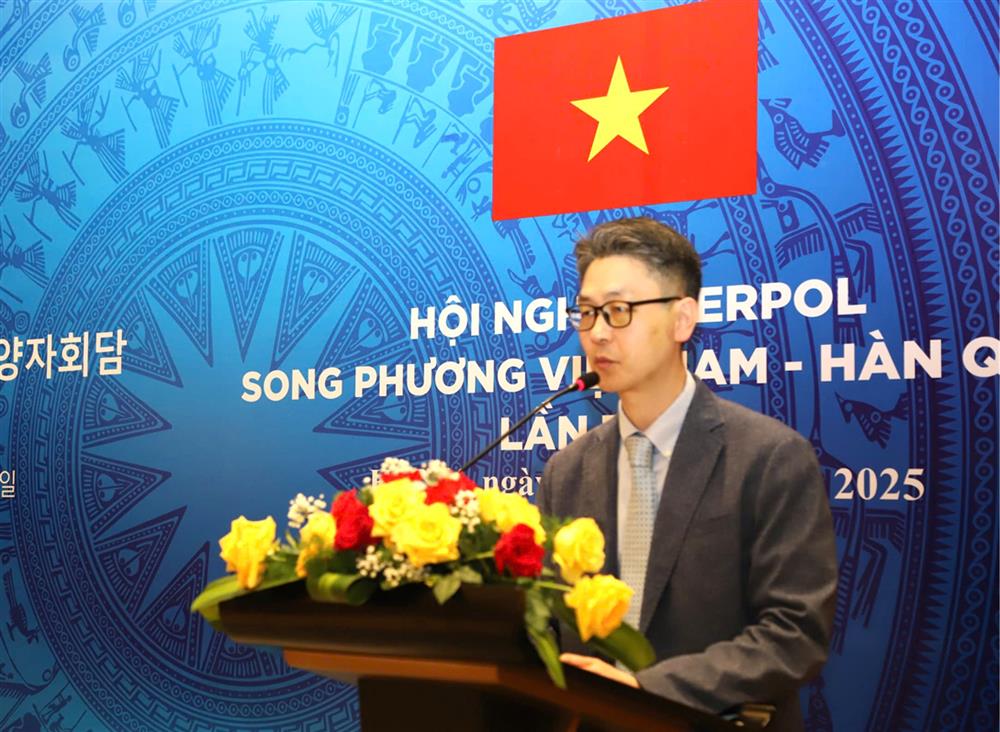 Ngài Park Jae Seok, Phó Cục trưởng Cục Hợp tác quốc tế, Cơ quan Cảnh sát quốc gia Hàn Quốc phát biểu tại Hội nghị.