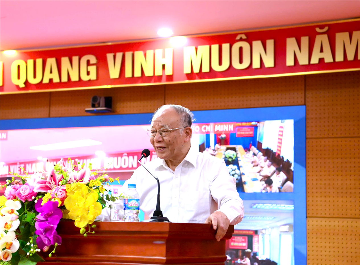 GS.TS Hoàng Chí Bảo truyền đạt nội dung 02 chủ đề tại Hội nghị.