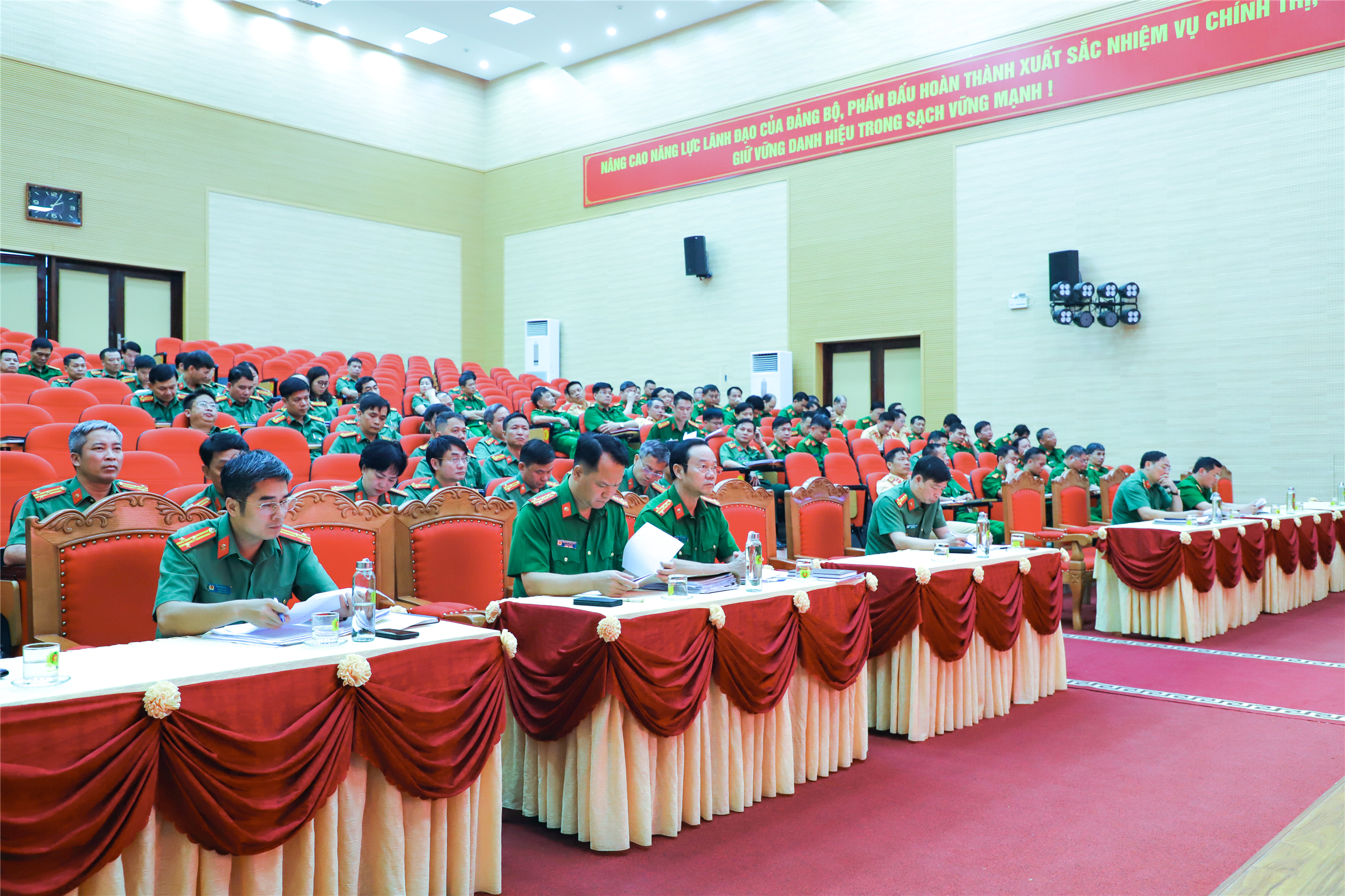 Các đại biểu dự Hội nghị.