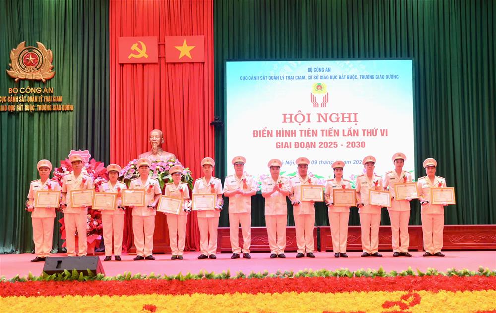 Lãnh đạo Cục Cảnh sát QLTG, CSGDBB, TGD trao biểu trưng và Giấy khen tặng các cá nhân điển hình tiên tiến.