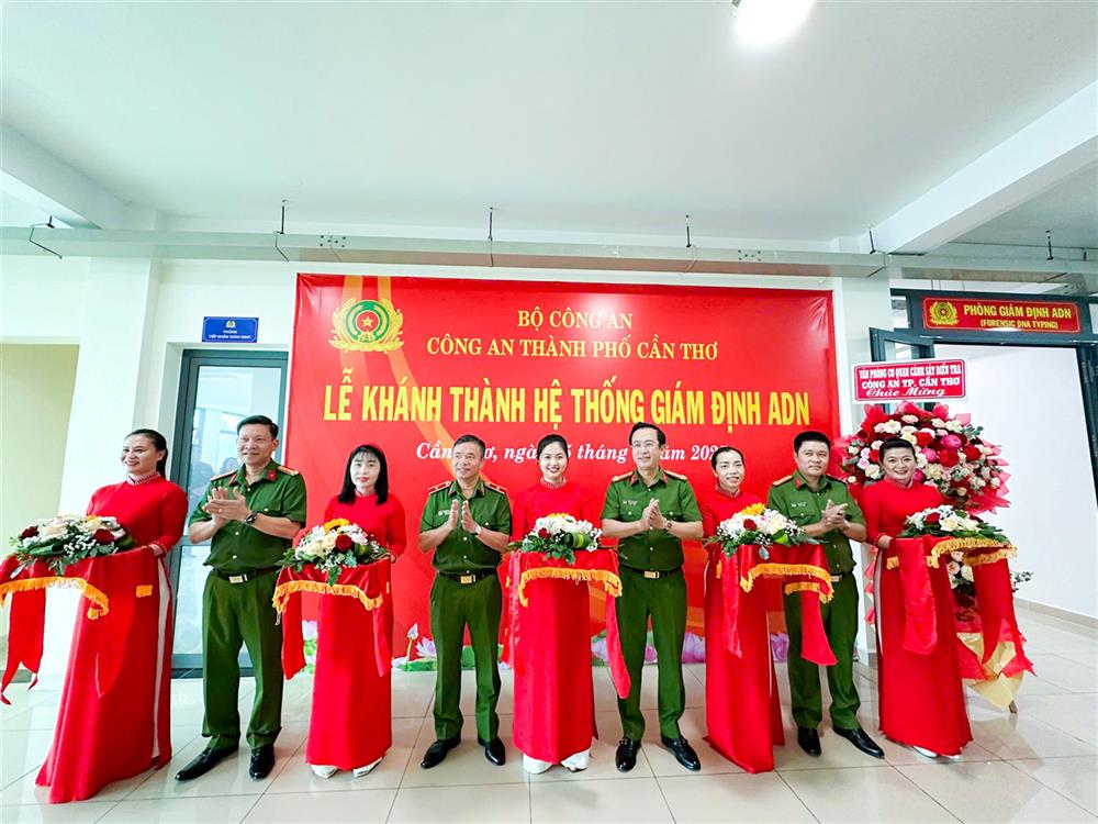 Lãnh đạo Viện Khoa học hình sự và CATP Cần Thơ cắt băng khánh thành hệ thống giám định ADN.