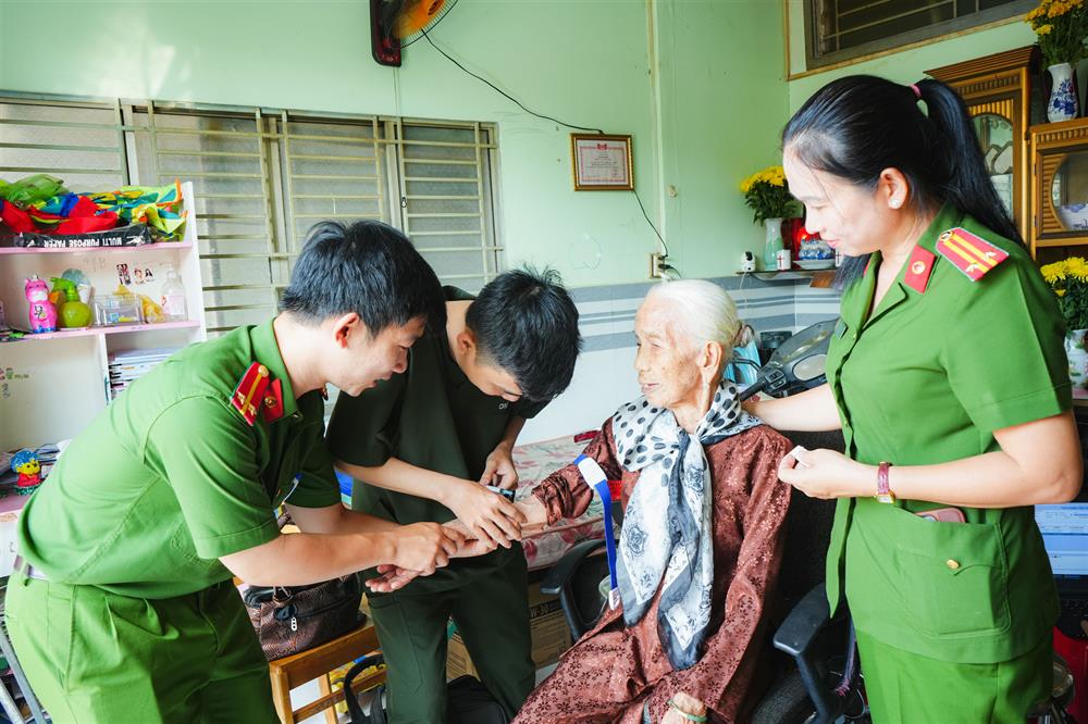 hoàn thành thu nhận mẫu ADN cho 24 trường hợp là thân nhân liệt sĩ của 16 liệt sĩ chưa xác định được danh tính trên địa bàn thành phố, trong đó có 10 mẹ liệt sĩ, 13 thân nhân liệt sĩ và 01 Mẹ Việt Nam Anh hùng. 