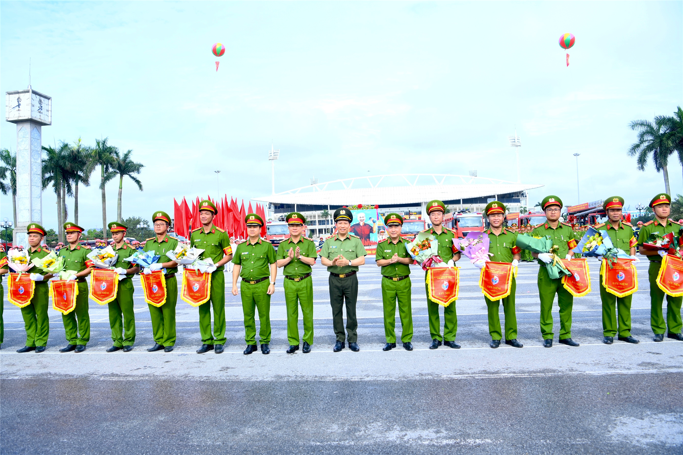 Thứ trưởng Lê Văn Tuyến trao cờ lưu niệm tặng các đội tuyển tham dự Hội thi.