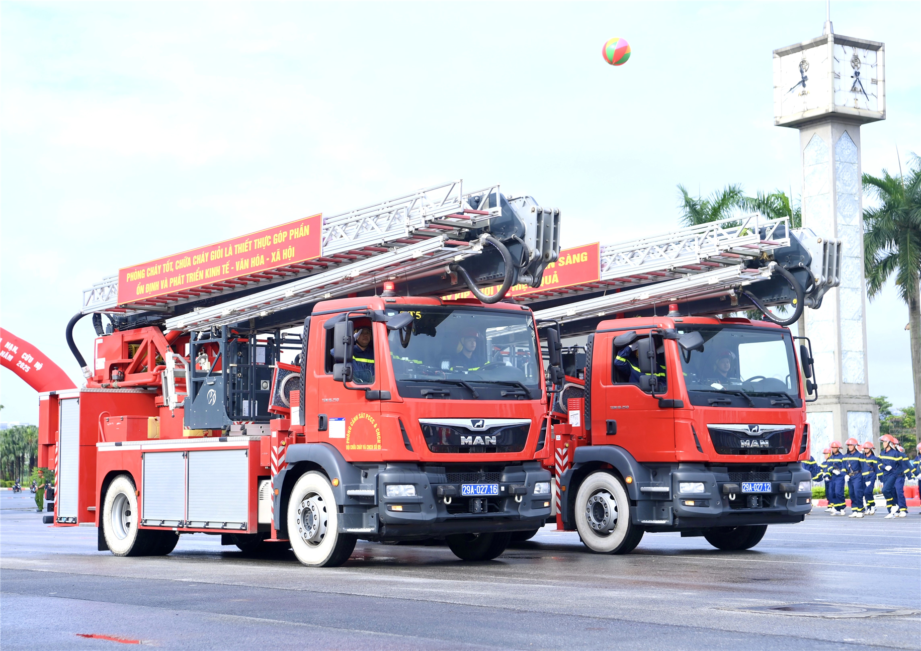 Diễu hành biểu dương lực lượng.