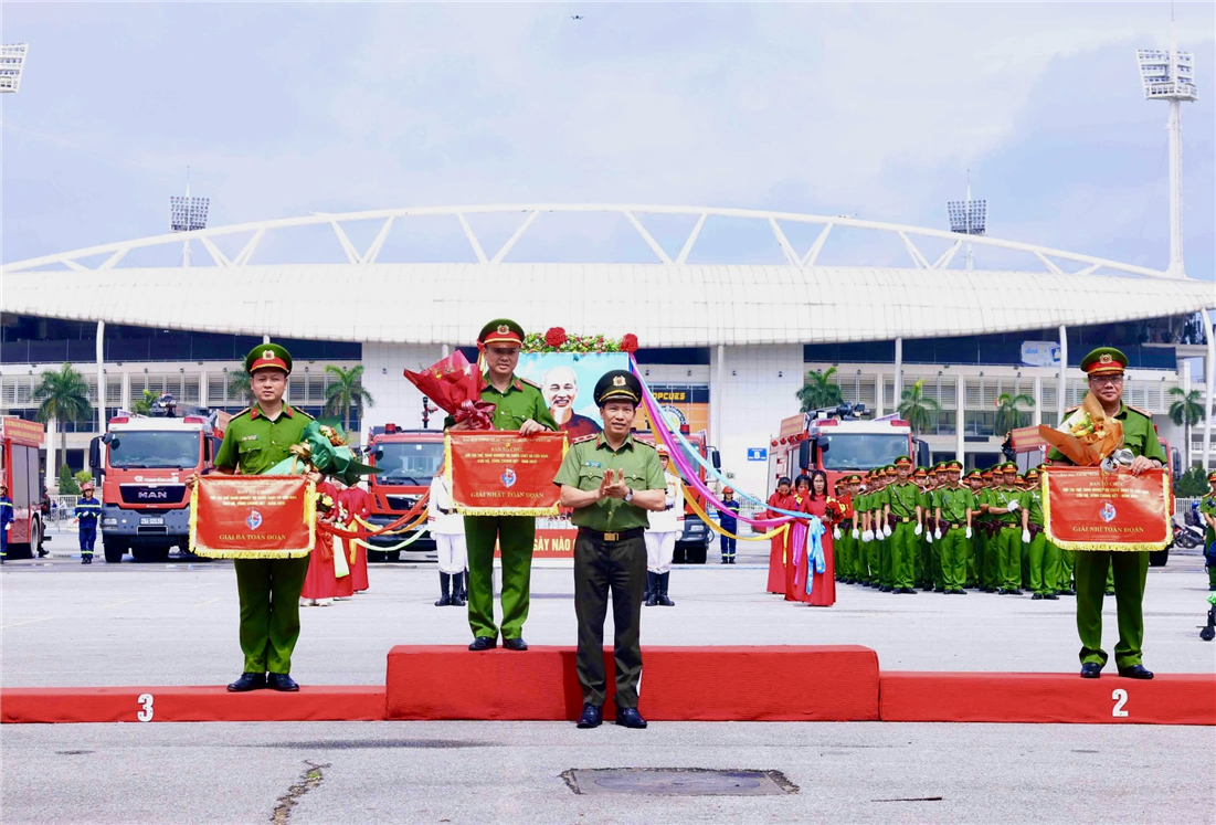 Thứ trưởng Lê Văn Tuyến trao giải Nhất toàn Đoàn tặng đội tuyển Công an Hà Nội, giải Nhì toàn Đoàn tặng đội tuyển Công an TP. Hồ Chí Minh, giải Ba toàn Đoàn tặng đội tuyển Trường Đại học PCCC.